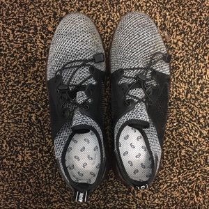 Unisex steel toe shoes. Size Women 11, Men 9